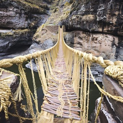 Puente colgante Q'eswachaka, el último puente Inca tradicional en Cusco, Perú, sobre el río Apurímac.